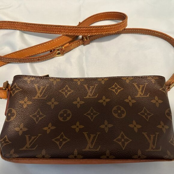 Louis Vuitton - Picture 1 of 8